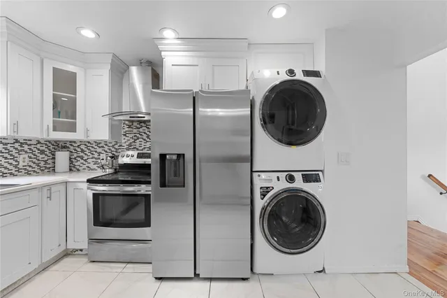a view of kitchen with washer and dryer
