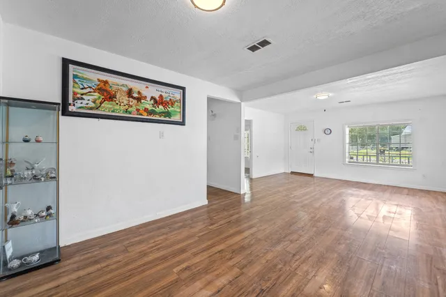 $229,000 | 401 Lee Avenue, Anahuac, TX 77514