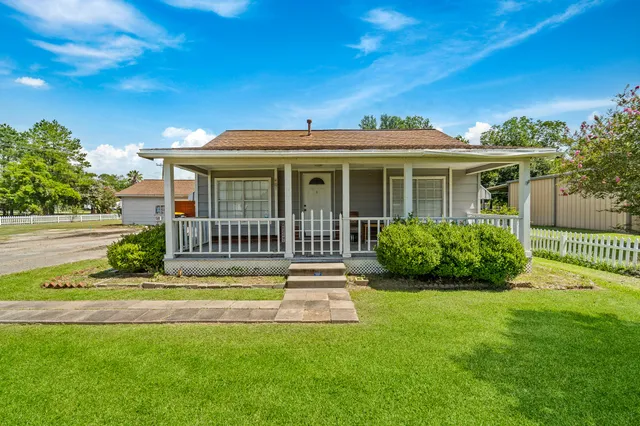 $229,000 | 401 Lee Avenue, Anahuac, TX 77514