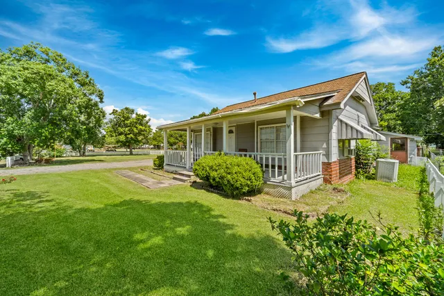 $229,000 | 401 Lee Avenue, Anahuac, TX 77514