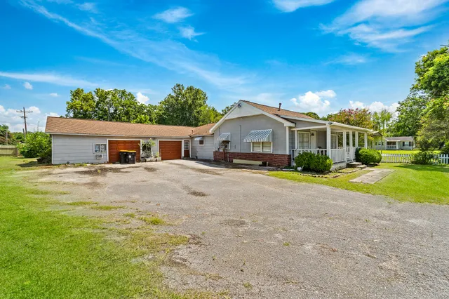 $229,000 | 401 Lee Avenue, Anahuac, TX 77514