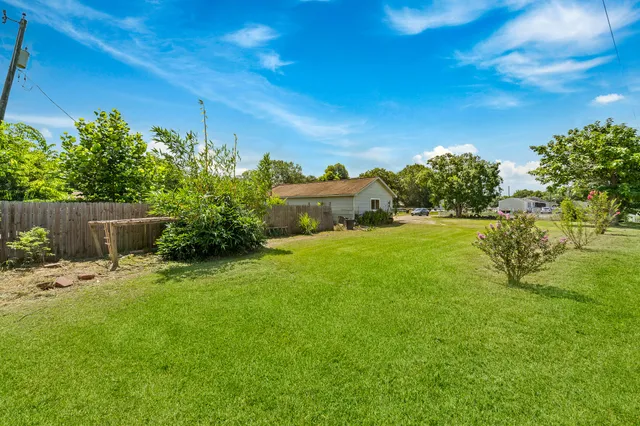 $229,000 | 401 Lee Avenue, Anahuac, TX 77514