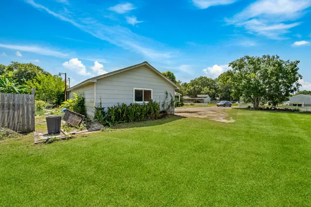 $229,000 | 401 Lee Avenue, Anahuac, TX 77514