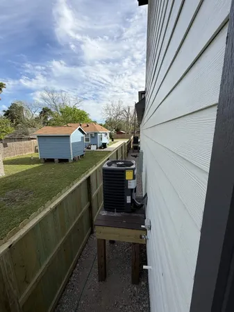 $1,950 | 1422 West Willis Street, Unit B, Alvin, TX 77511