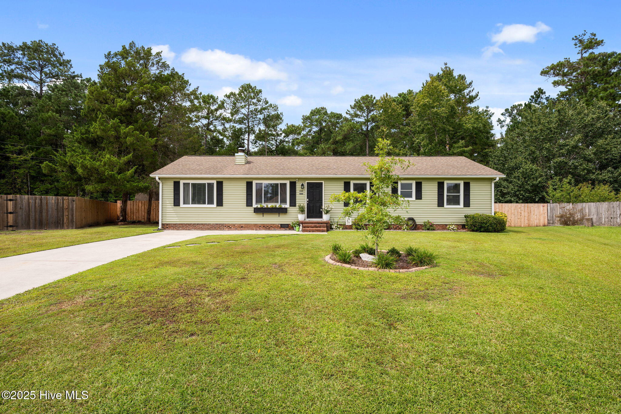 108 Poplar Road Havelock, NC 28532 - Photo 1 of 29 1-web-or-mls-DSC_7126
