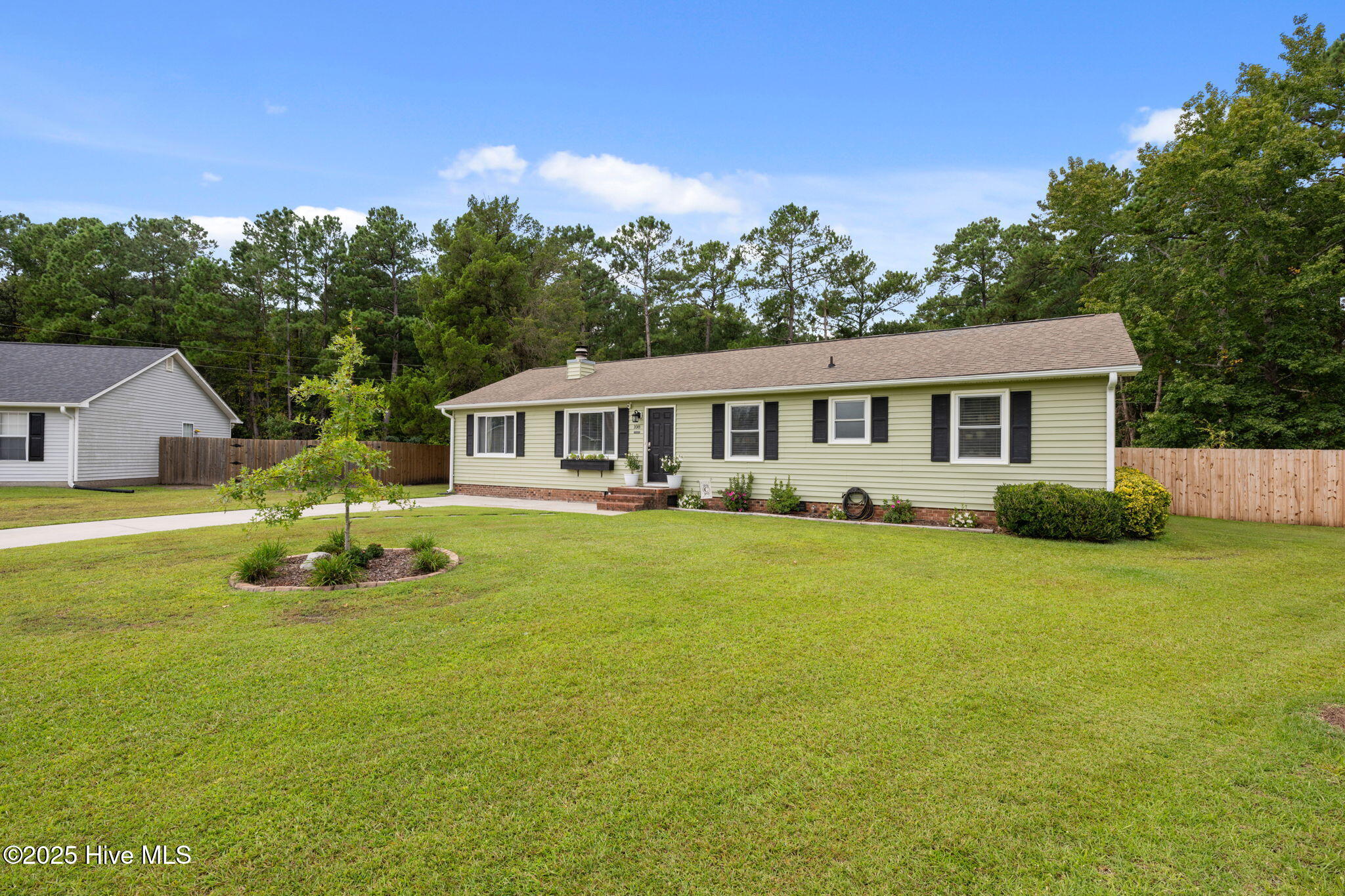 108 Poplar Road Havelock, NC 28532 - Photo 3 of 29 3-web-or-mls-DSC_7127
