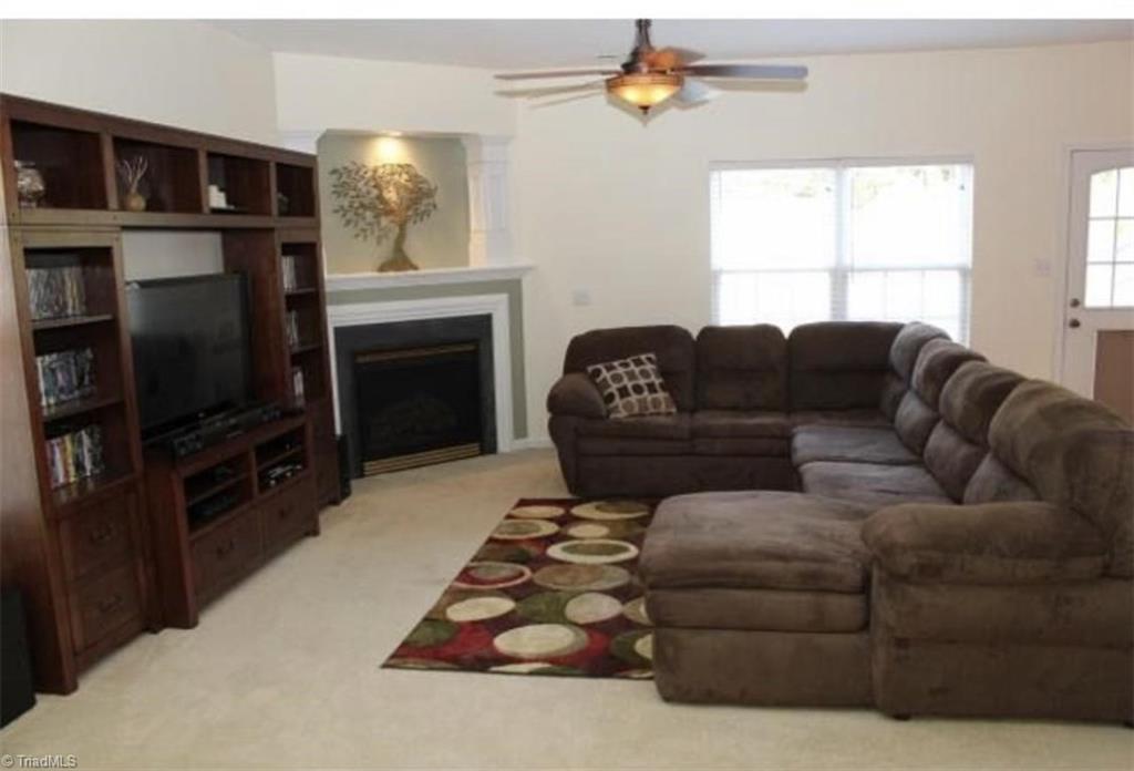 2128 Burton Run Road High Point, NC 27262 - Photo 2 of 10 Living Room