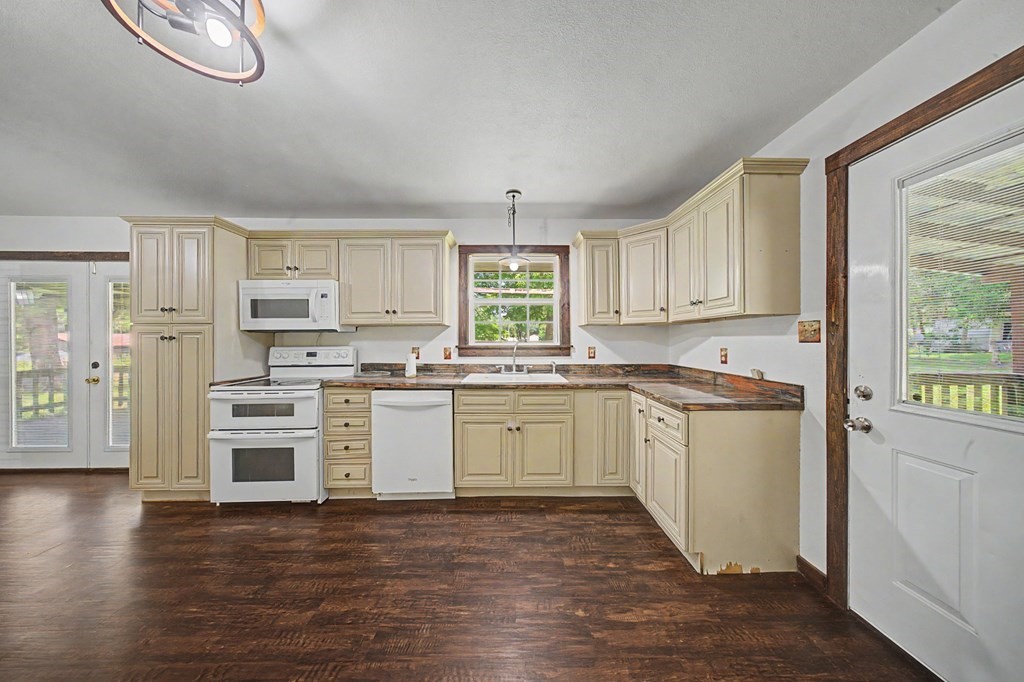 508 Miller Street Broaddus, TX 75929 - Photo 9 of 17