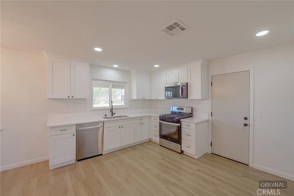 21435 Zuni Road Apple Valley, CA 92307 - Photo 9 of 33