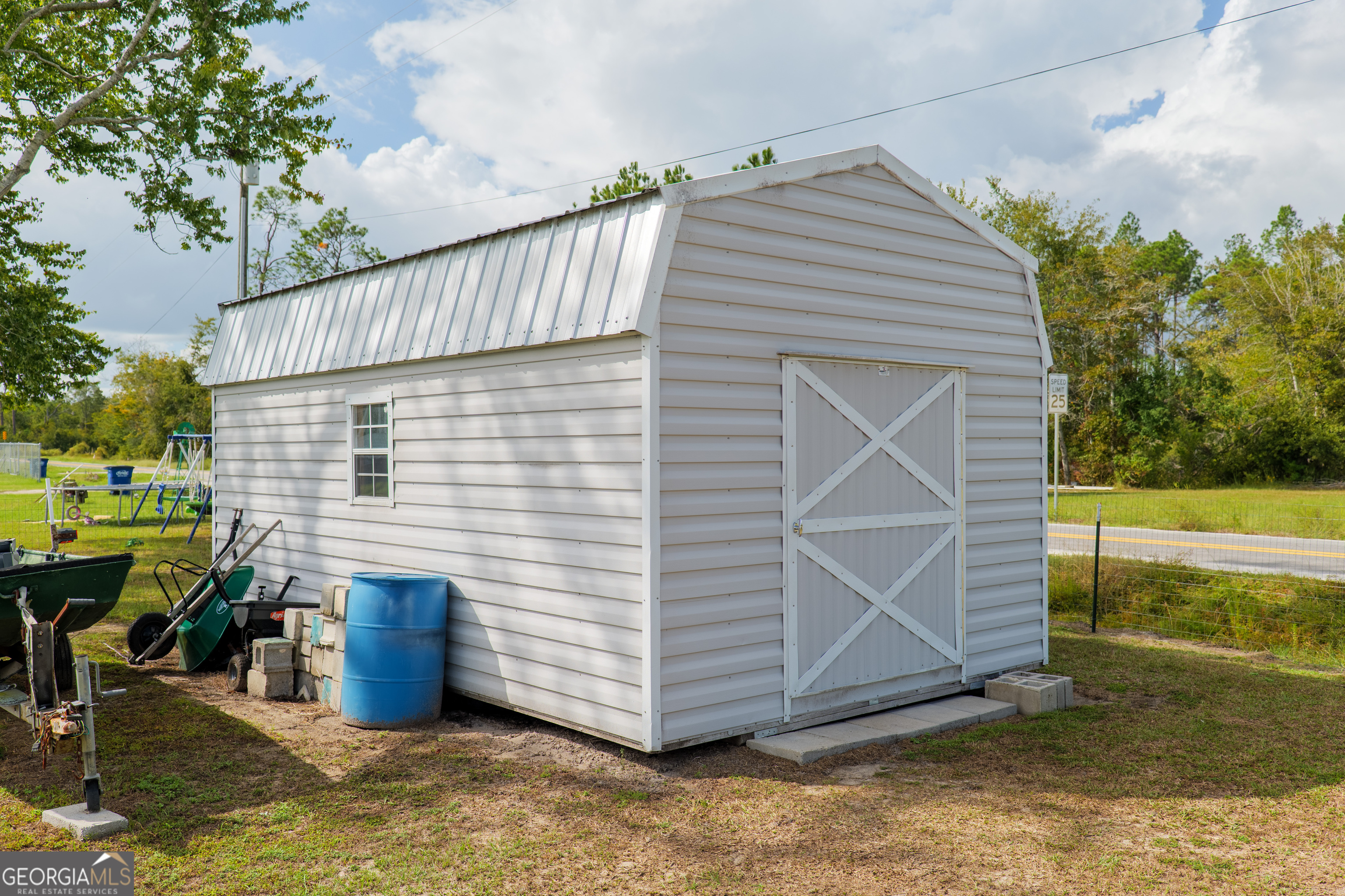 264 Cutting Road Homerville, GA 31634 - Photo 24 of 25 a view of a house with backyard and sitting area