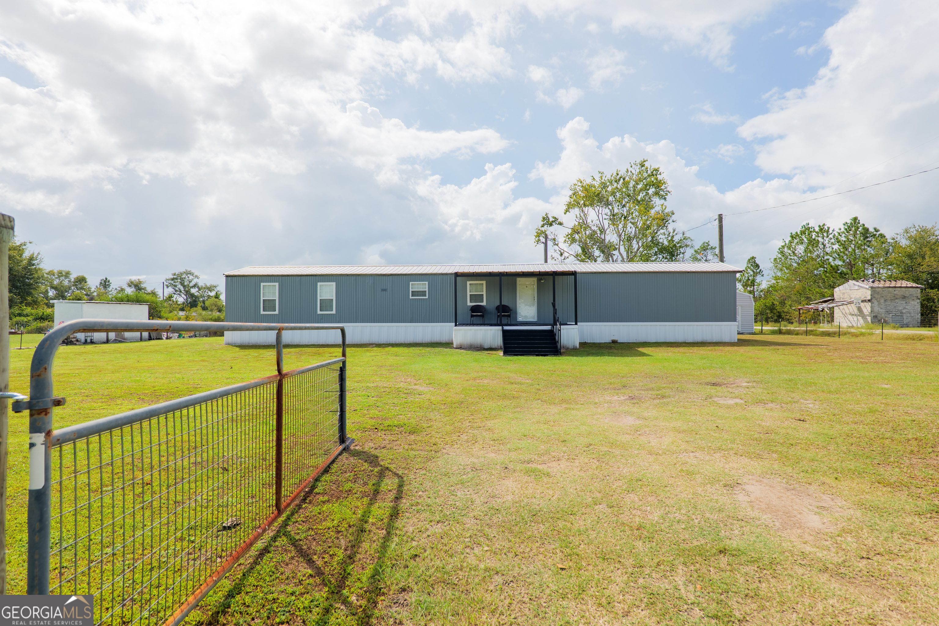 264 Cutting Road Homerville, GA 31634 - Photo 3 of 25 a view of an swimming pool with seating area