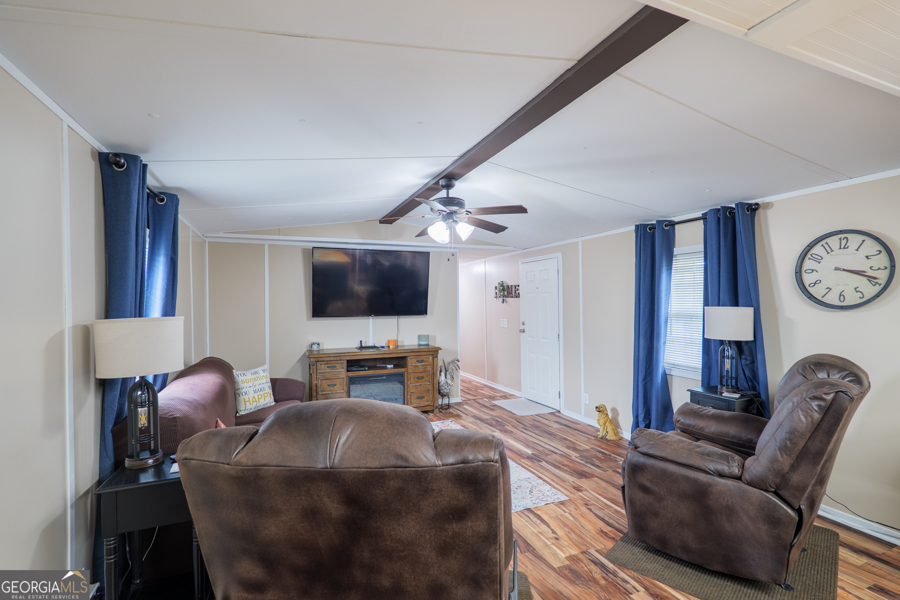 264 Cutting Road Homerville, GA 31634 - Photo 5 of 25 a living room with furniture and a flat screen tv