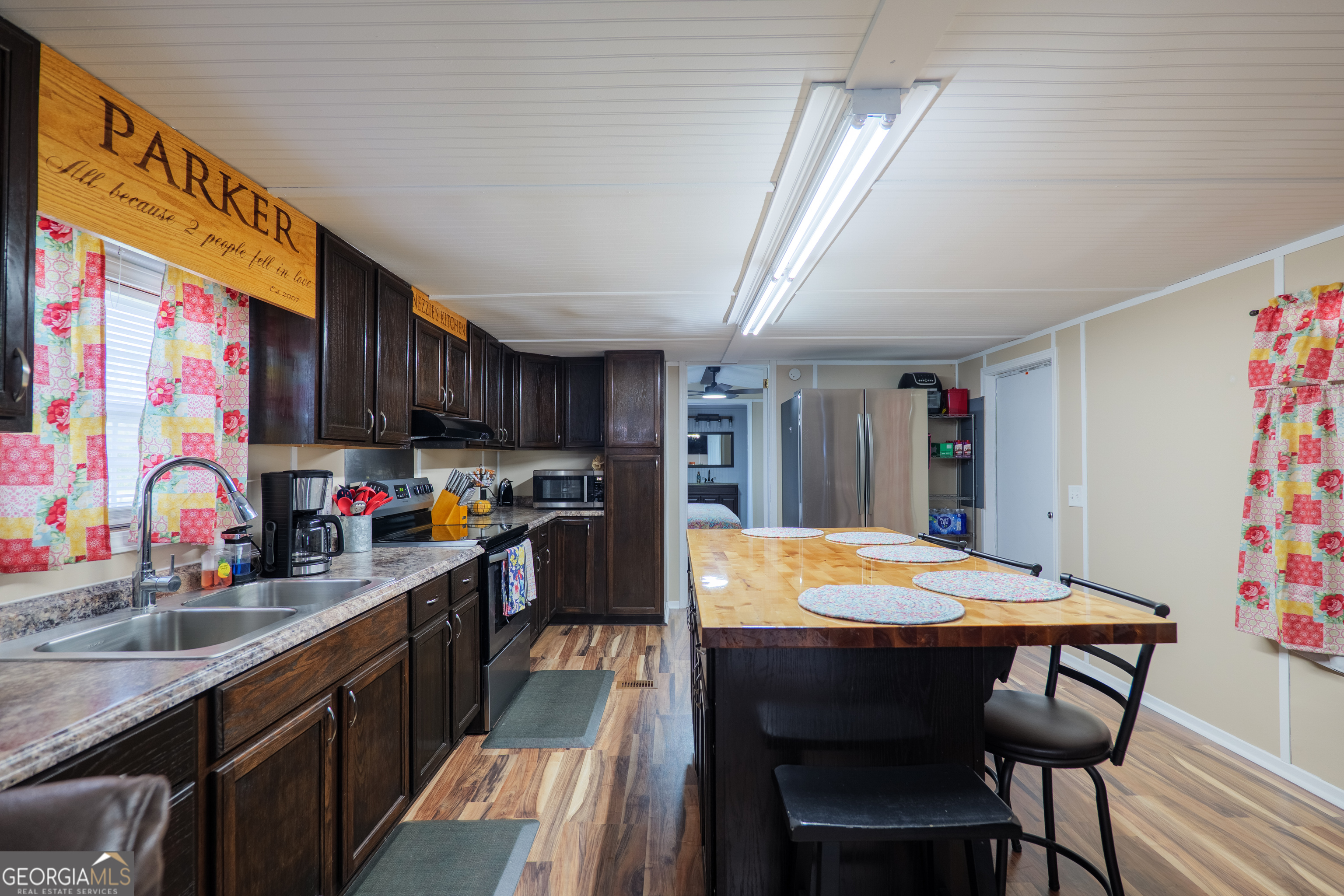 264 Cutting Road Homerville, GA 31634 - Photo 8 of 25 a kitchen with stainless steel appliances granite countertop a sink a stove and refrigerator