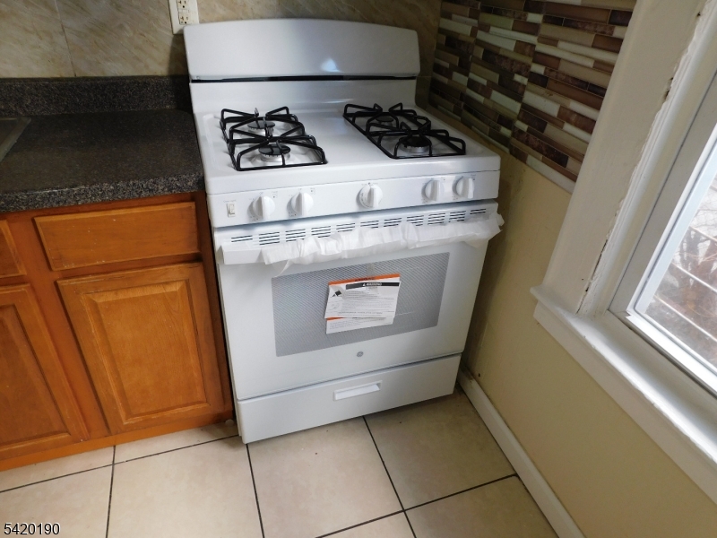 282 Renner Avenue Newark, NJ 07112 - Photo 4 of 19