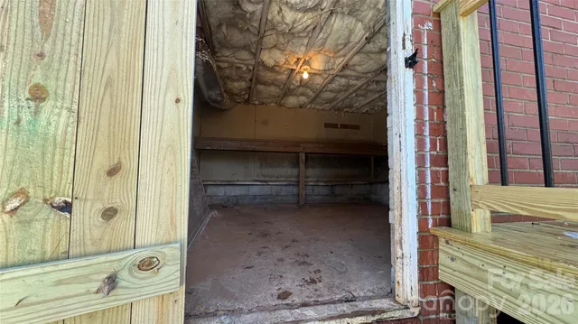 a view of a entrance door of the house