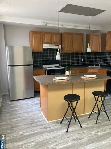 $1,650 | 1255 Paterson Plank Road, Unit 2R, Secaucus, NJ 07094