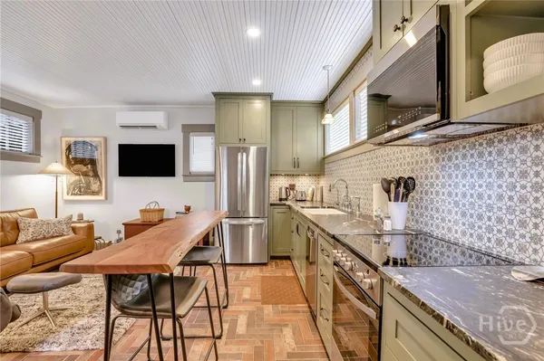 $2,200 | 410 1/2 East Victory Drive, Unit CARRIAGE HOUSE, Savannah, GA 31405