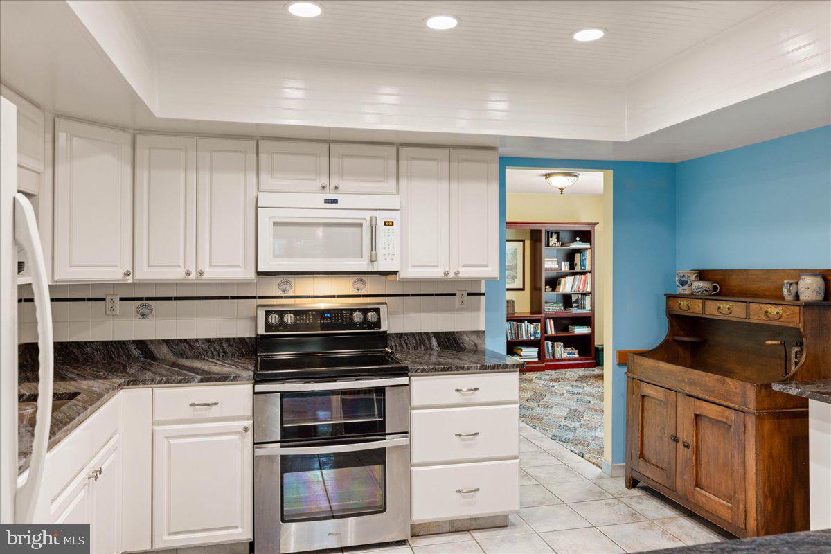 604 Hampton Court Doylestown, PA 18901 - Photo 12 of 37