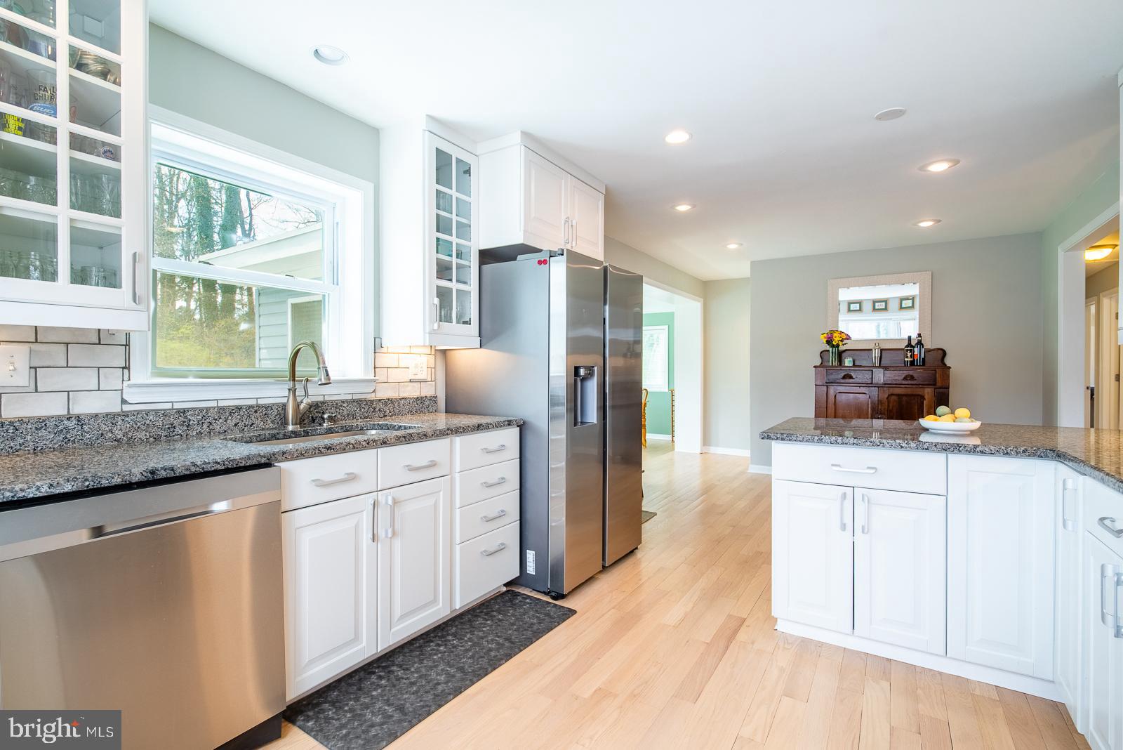 6641 Kerns Road Falls Church, VA 22042 - Photo 9 of 35 Stainless steel appliances