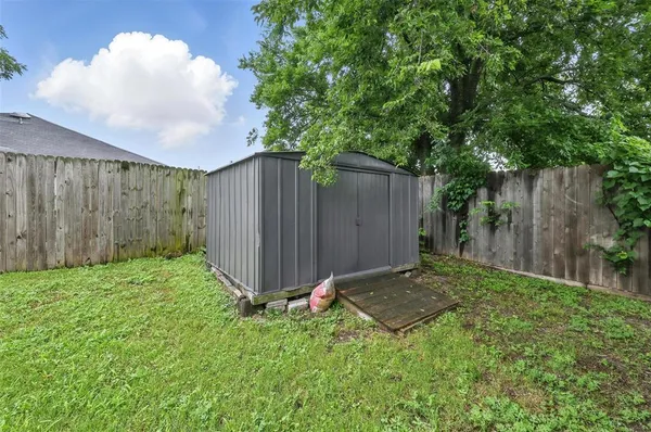 a view of a backyard