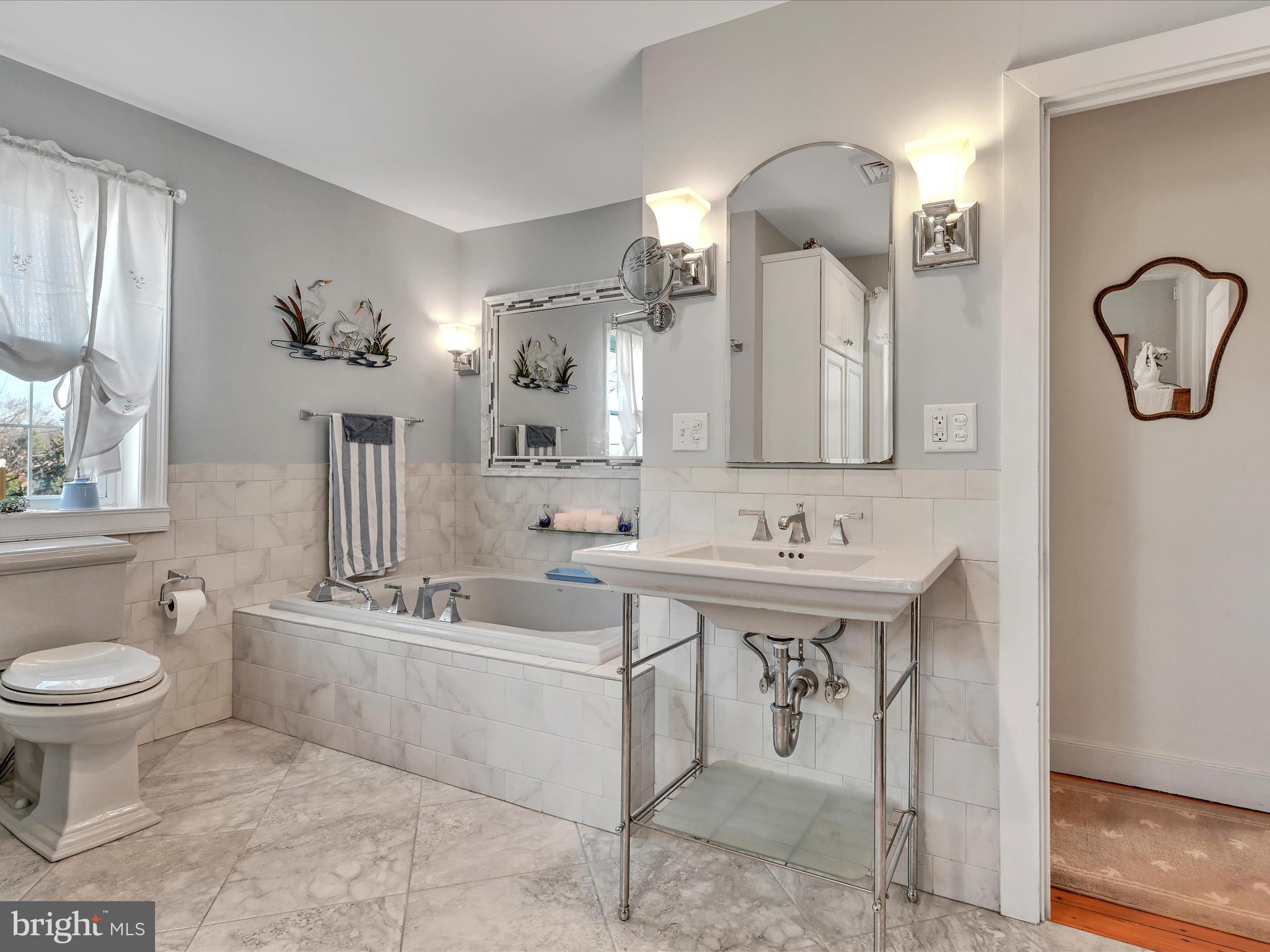 702 Woodcrest Avenue Lititz, PA 17543 - Photo 25 of 54 Main full 2nd floor Bathroom