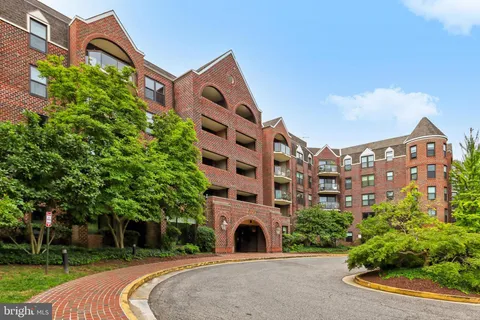 $360,000 | 2100 Langston Boulevard, Unit 335, Arlington, VA 22201