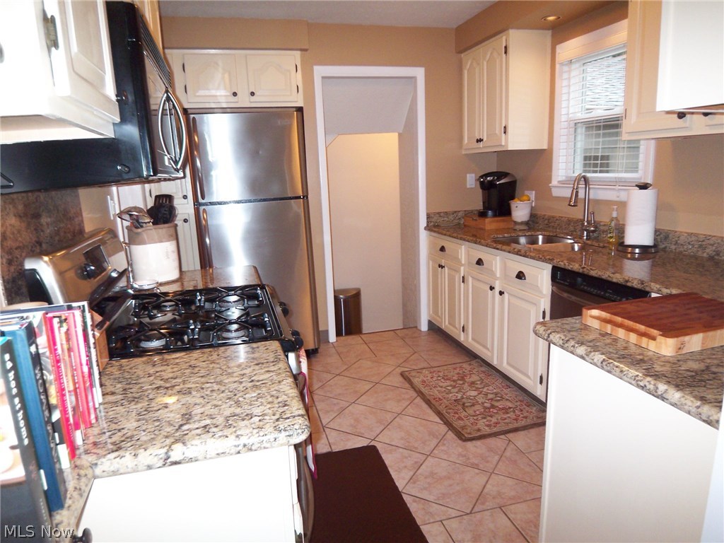 1393 Haverston Road Lyndhurst, OH 44124 - Photo 9 of 24