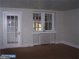 122 Harvin Road Upper Darby, PA 19082 - Photo 4 of 12 Living Room