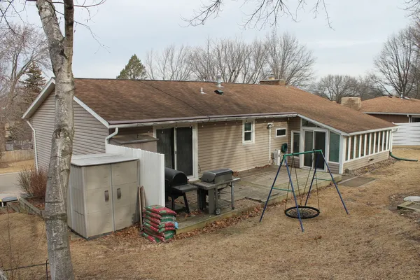 a view of a house with backyard