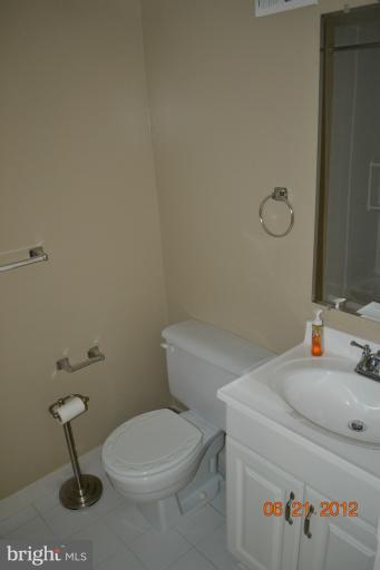 947 South Rolfe Street, Unit A Arlington, VA 22204 - Photo 4 of 18 Bath