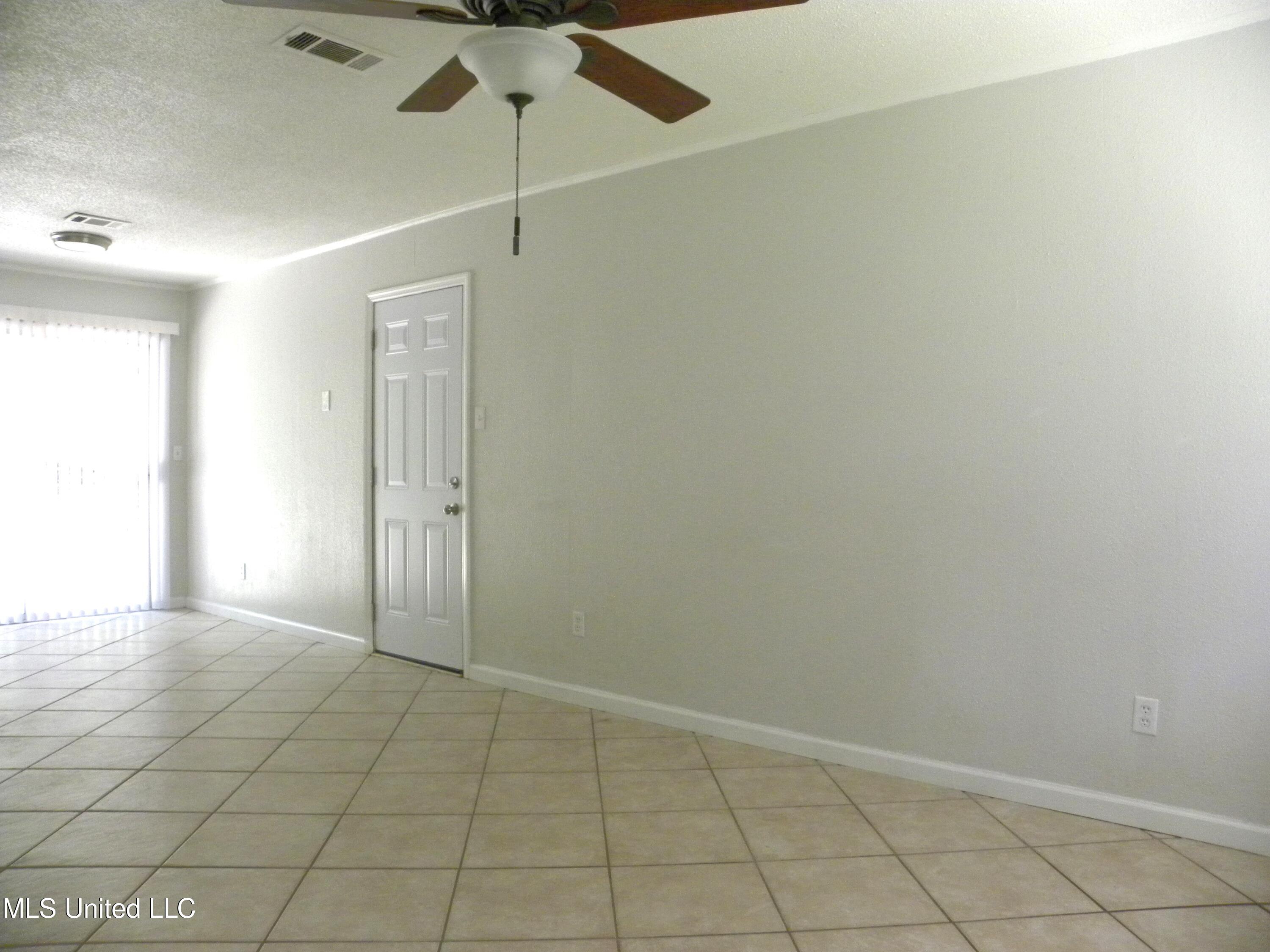 7216 Hampton Drive Biloxi, MS 39532 - Photo 4 of 43 DSCN9373