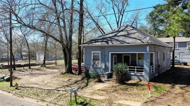 a view of a house with backyard