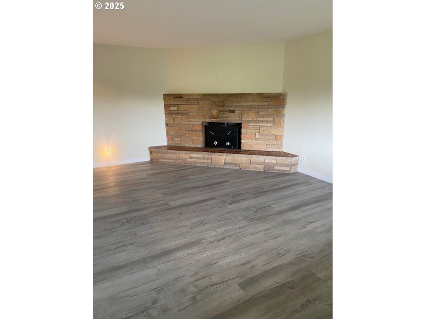 82277 Davisson Road Creswell, OR 97426 - Photo 27 of 48 a room with a fireplace