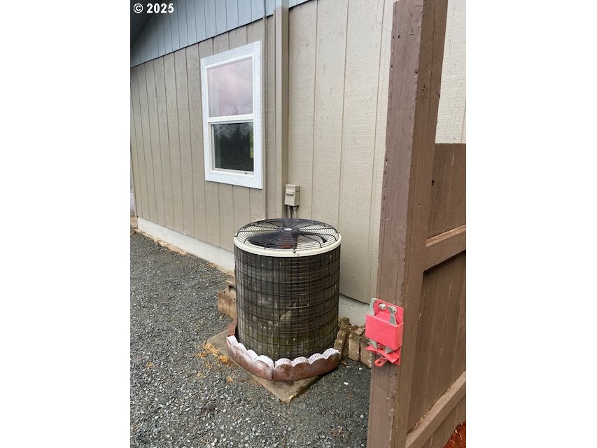 82277 Davisson Road Creswell, OR 97426 - Photo 3 of 48 a room with a fireplace and a window