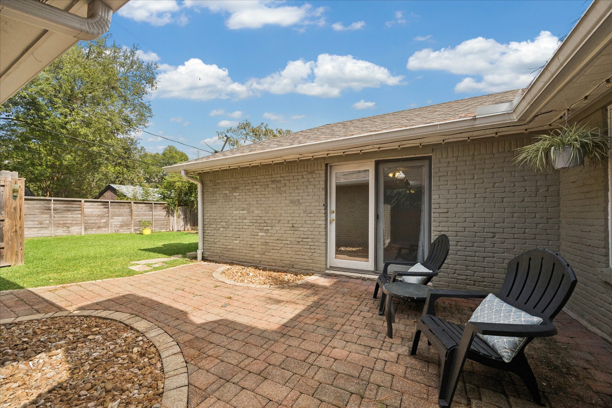 10050 Locke Lane Houston, TX 77042 - Photo 26 of 31 a backyard of a house with table and chairs