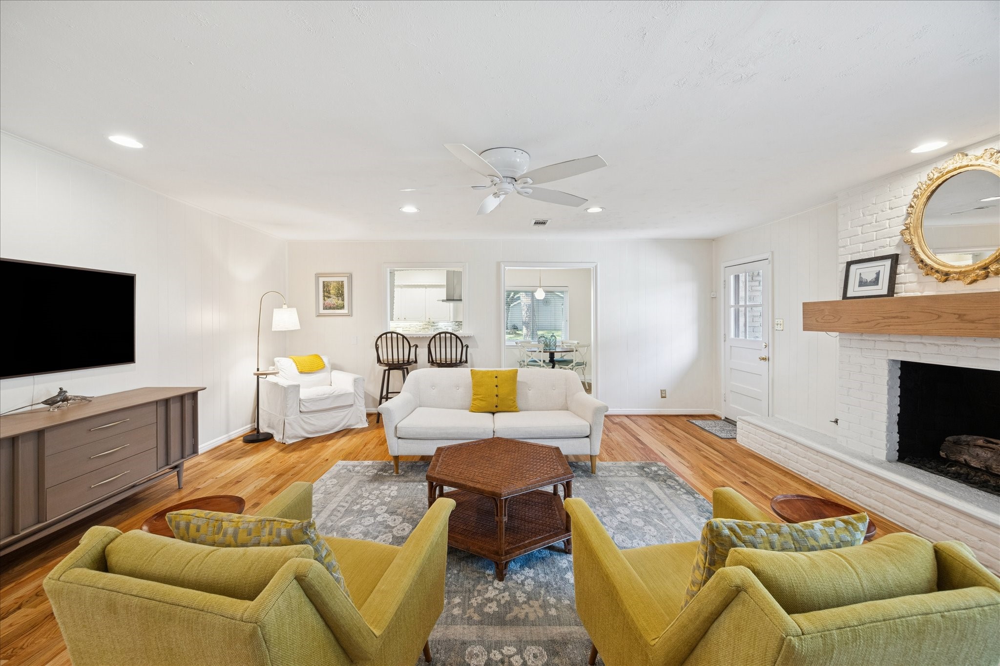 10050 Locke Lane Houston, TX 77042 - Photo 4 of 31 a living room with furniture and a flat screen tv