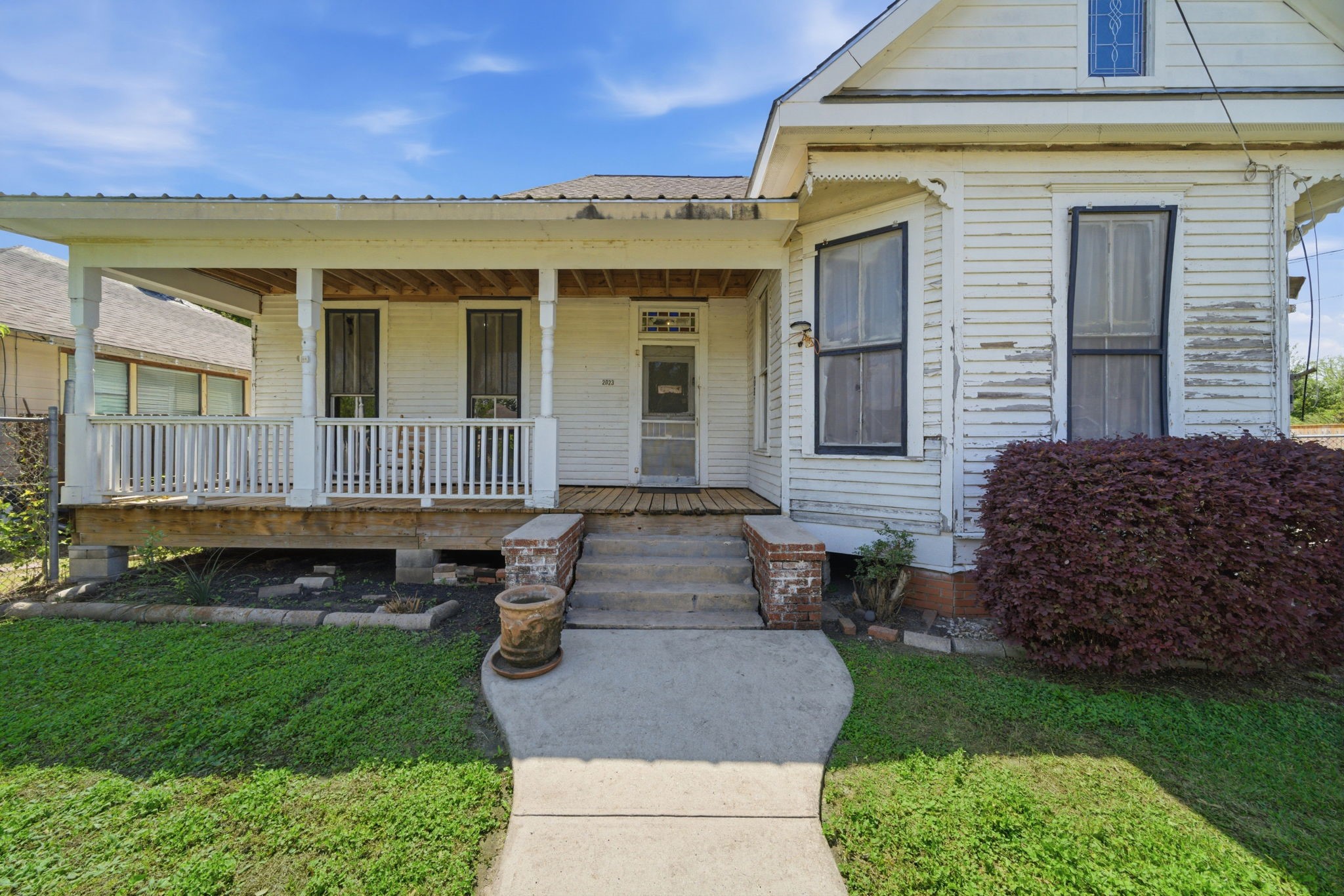 2023 Everett - what a GEM in Near Northside!! All historic elements intact , just waiting for the right person to restore her back to life!! 1,674 sf (per HCAD) Victorian era home on a full sized 5,000 sf (per HCAD)