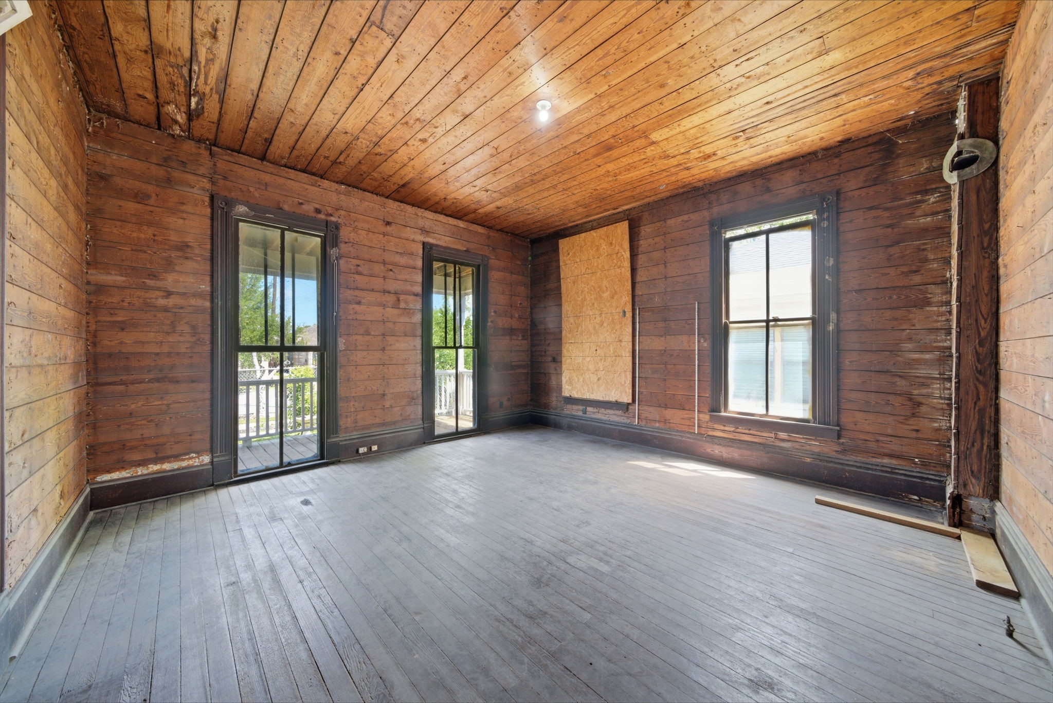 2023 Everett Street Houston, TX 77009 - Photo 12 of 25 Front room, behind the front porch. x2 JIB WINDOWS!! Step through them onto the front porch!! This would make a FAB Living Room!! Note 2 other windows in the room - lots of natural light! Shiplap in IMMACULATE condition!