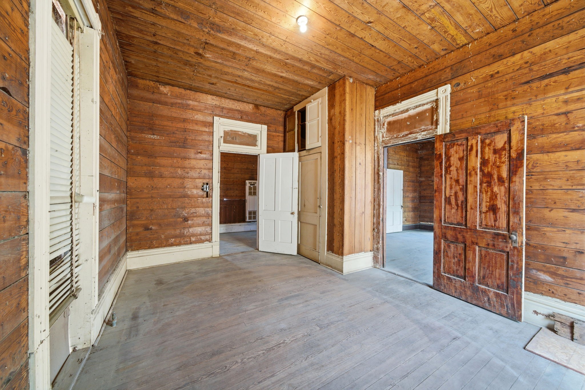 2023 Everett Street Houston, TX 77009 - Photo 13 of 25 Room 2 - Another room with immaculate shiplap!! Note that the transom windows are also above connecting doors, not just entry doors!