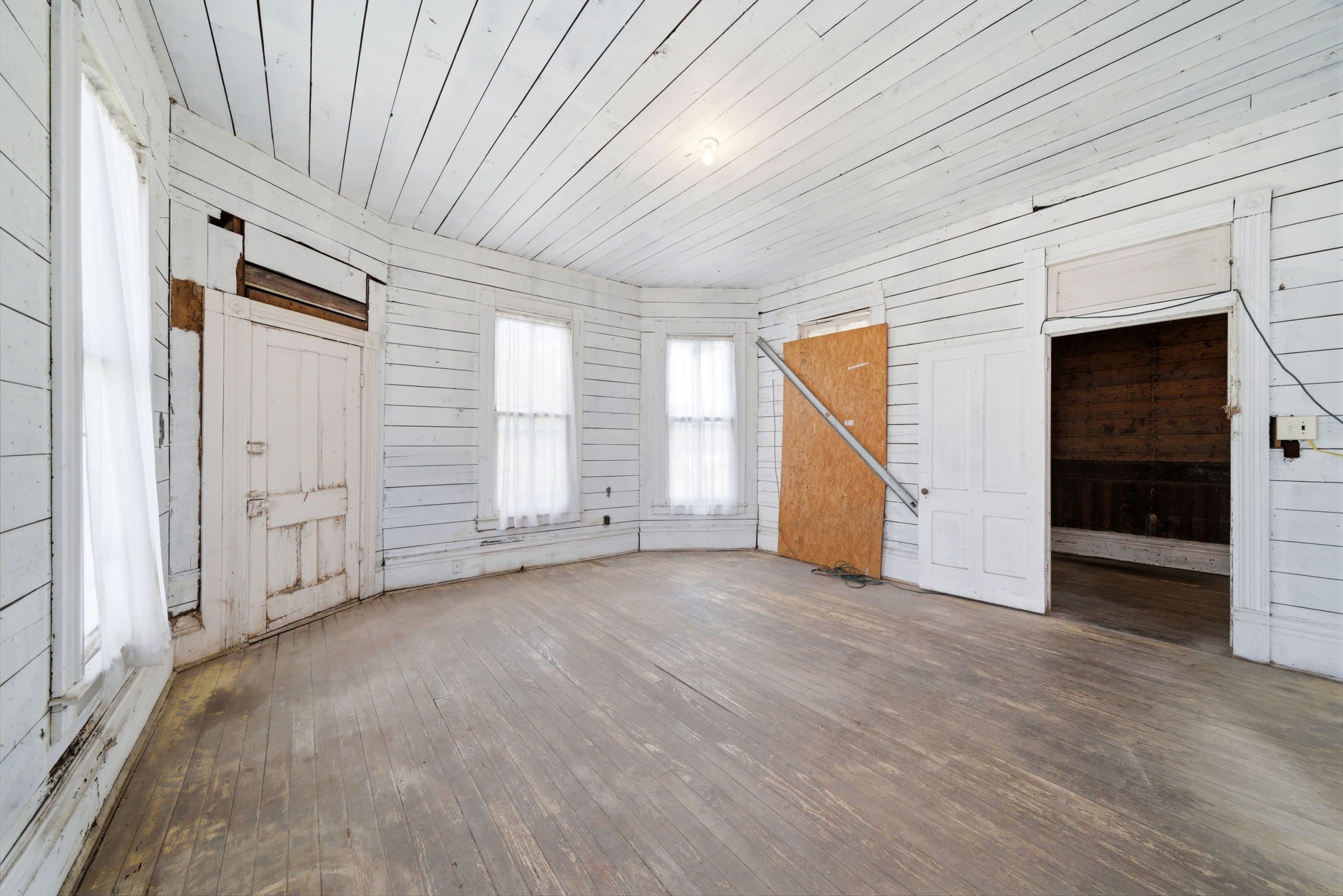 2023 Everett Street Houston, TX 77009 - Photo 17 of 25 Room 4 - Room at the front of the property with the bay windows. Need to swap out the door and replace with window and this room will have 5 windows again - SO MUCH NATURAL light - would make a great bedroom!!