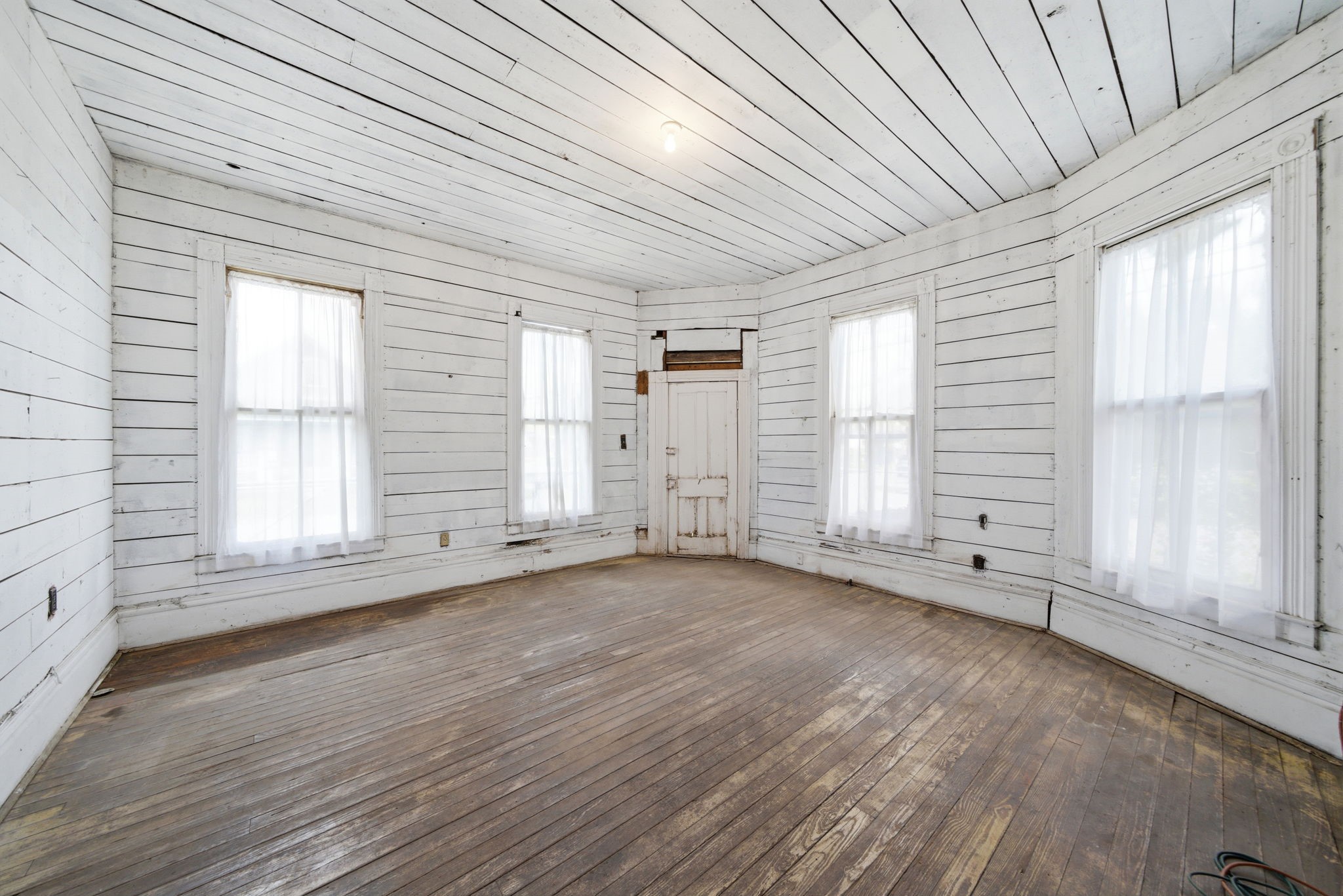 2023 Everett Street Houston, TX 77009 - Photo 18 of 25 Room 4 - Room at the front of the property with the bay windows. Need to swap out the door and replace with window and this room will have 5 windows again - SO MUCH NATURAL light - would make a great bedroom!!