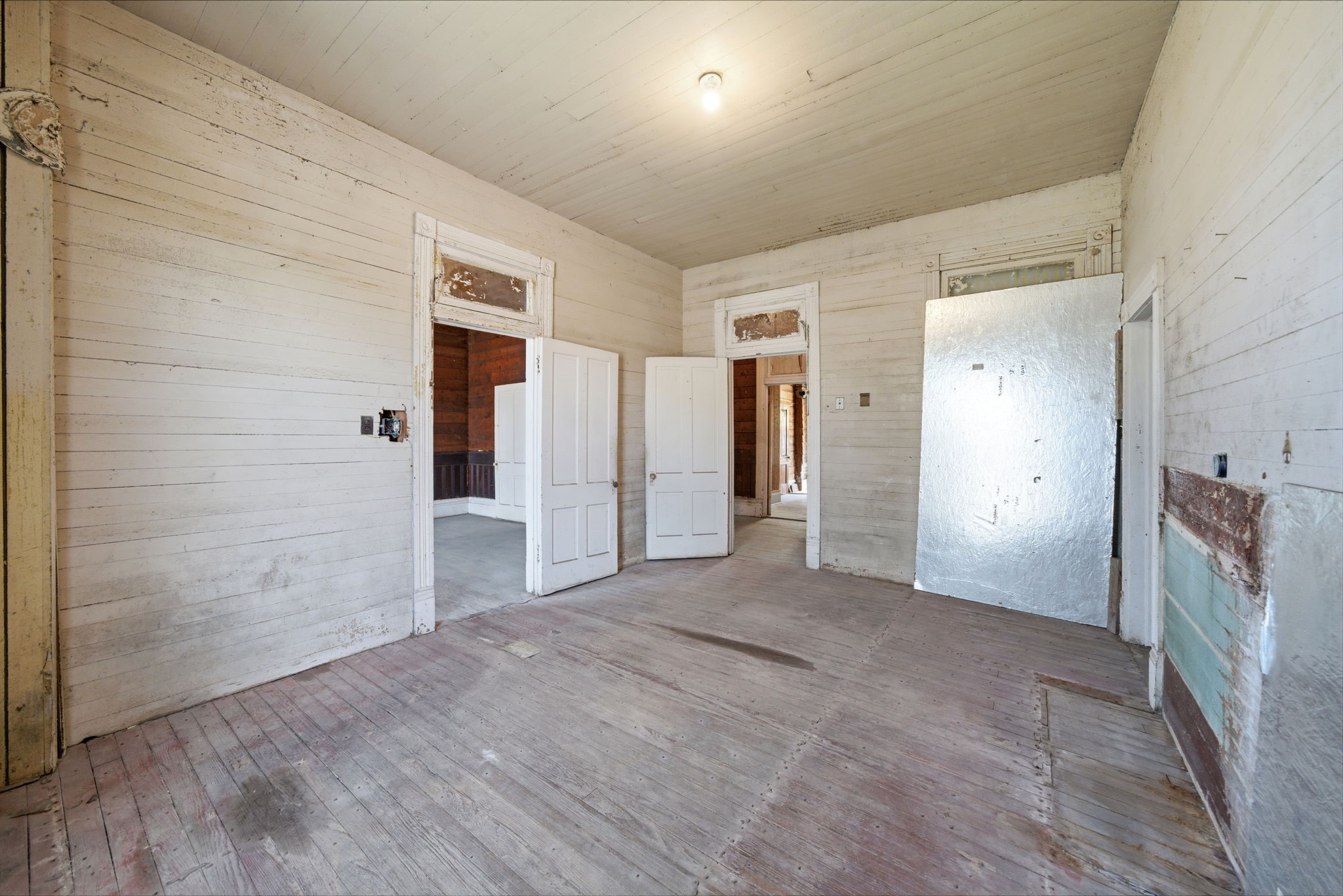 2023 Everett Street Houston, TX 77009 - Photo 19 of 25 Room 5 - this was probably the kitchen and bathroom (not pictured). Great space to work your magic and imagination! Transom windows!!