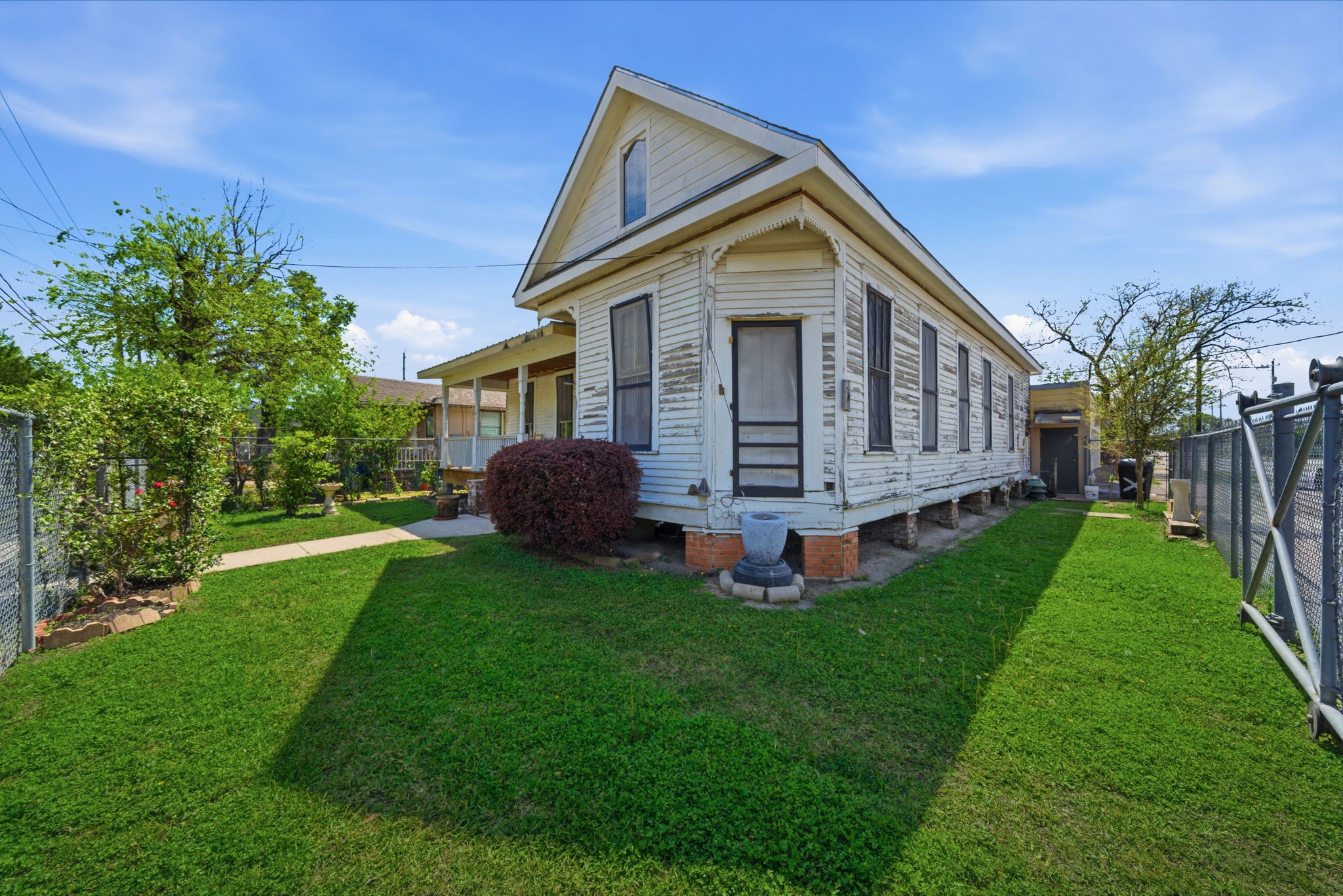 2023 Everett Street Houston, TX 77009 - Photo 2 of 25 CORNER lot, on wide streets - Everett and Paschall. NO ditches, curb and gutters. With an XL garage (parks 4-6 vehicles!). FULLY FENCED!