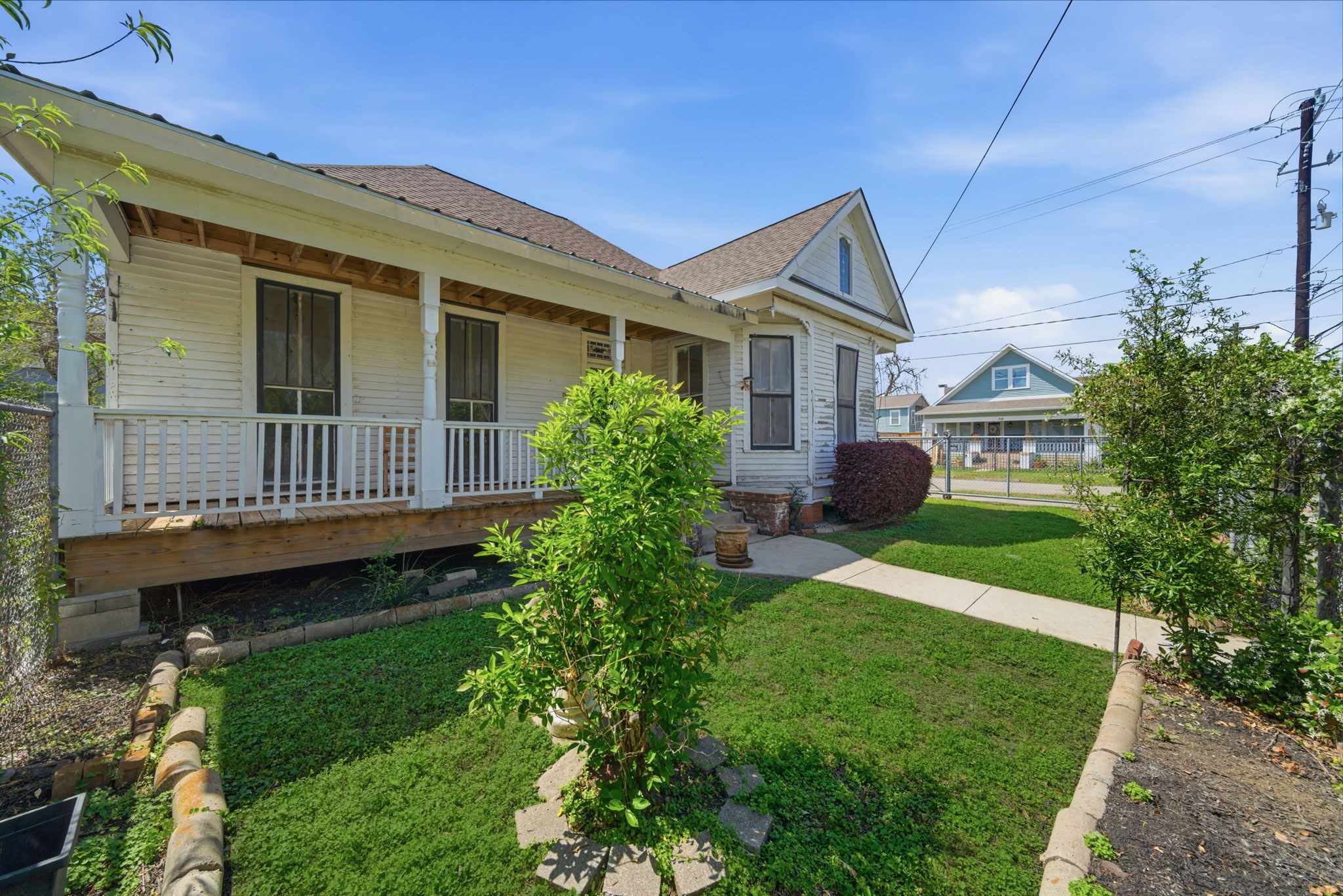 2023 Everett Street Houston, TX 77009 - Photo 23 of 25 Front yard, plenty of room for pets to run around!!