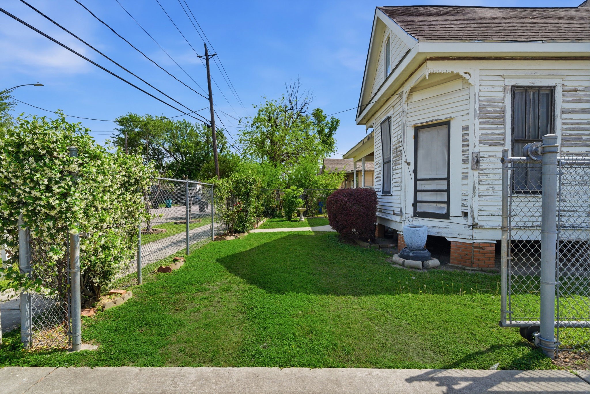 2023 Everett Street Houston, TX 77009 - Photo 24 of 25 Front yard, plenty of room for pets to run around!!