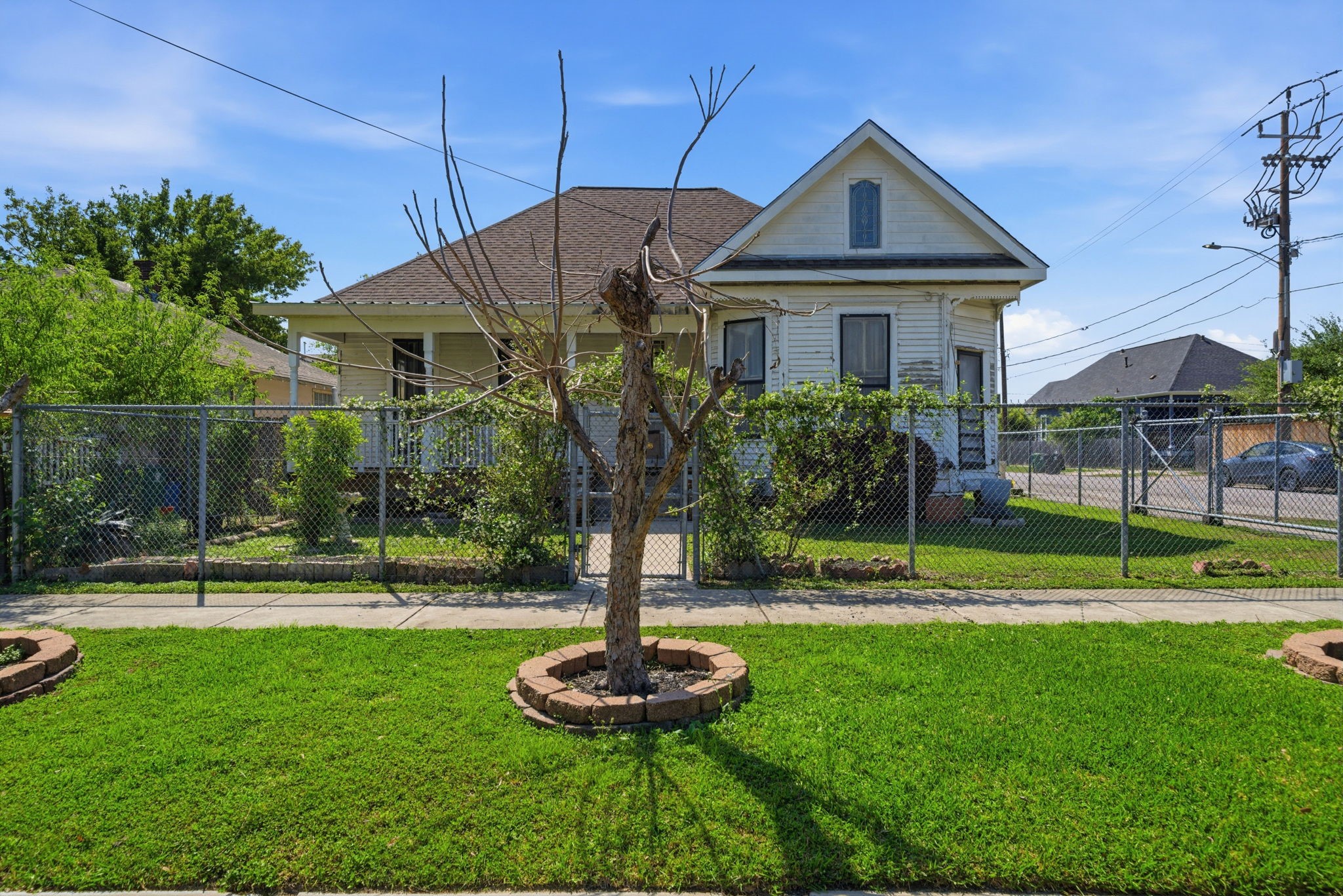 2023 Everett Street Houston, TX 77009 - Photo 25 of 25 2023 Everett - she's ready for a well deserved restoration and rejuvenation!!