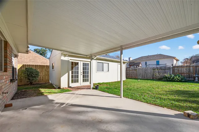 a view of a back yard