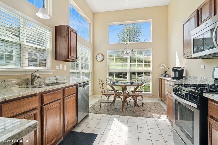 838 Old Checker Road, Unit D4 Buffalo Grove, IL 60089 - Photo 8 of 27 Gallery Image 8