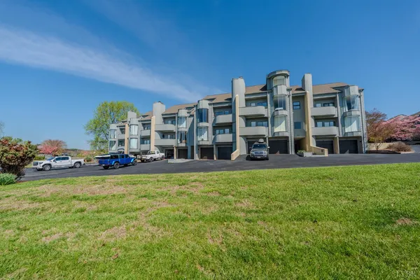 $540,000 | 25 Clubhouse Towers Circle, Unit 707, Moneta, VA 24121