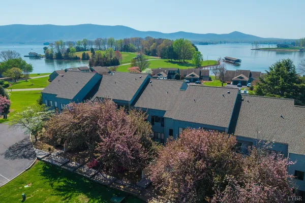 $540,000 | 25 Clubhouse Towers Circle, Unit 707, Moneta, VA 24121